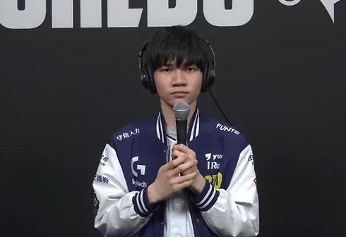 HongQ：团战能力不足站位也不完美，特别想晋级淘汰赛